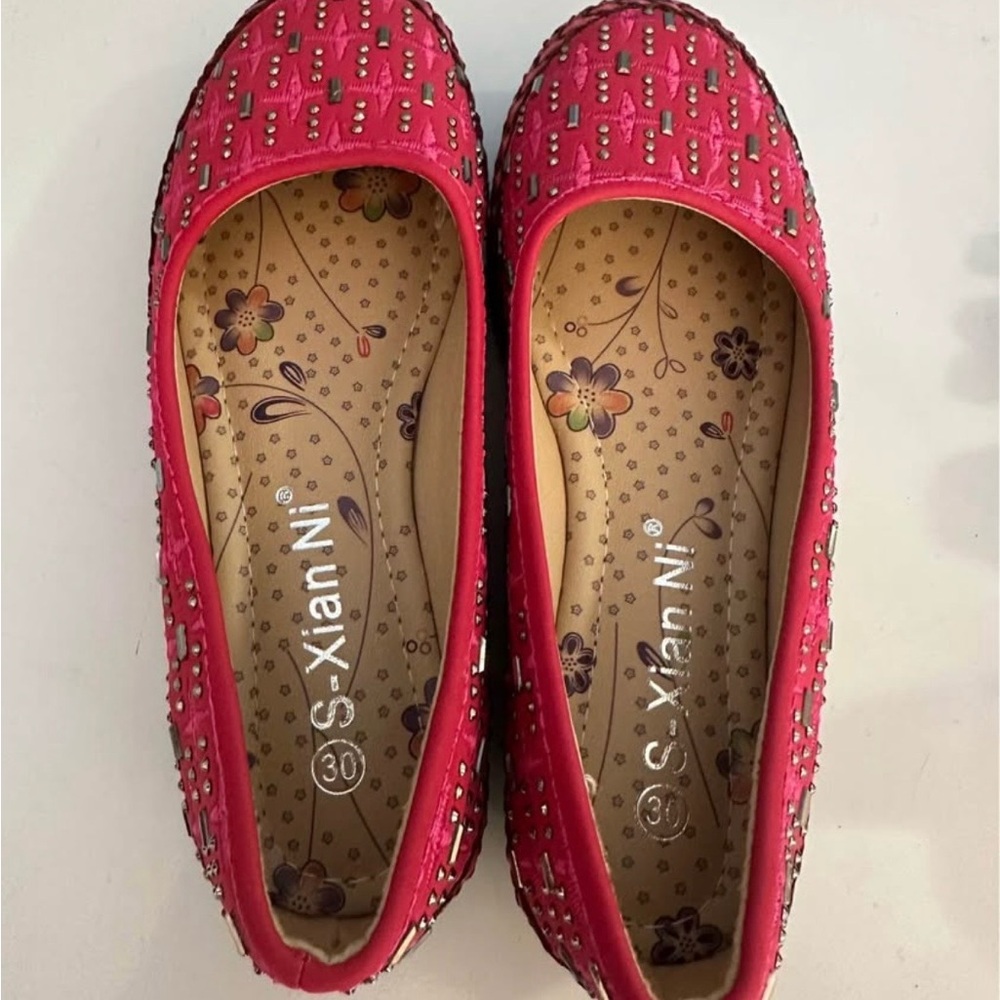 Girl traditional flat shoe